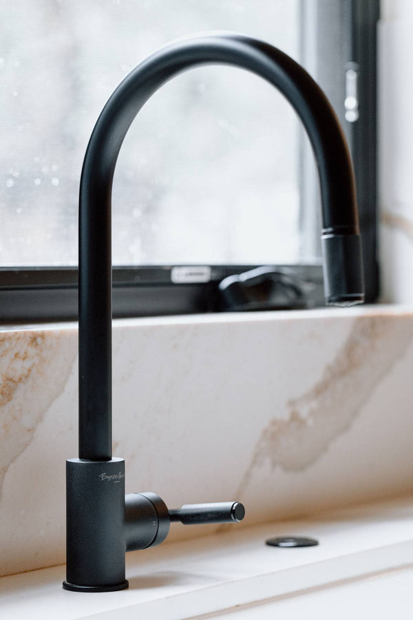 KITCHEN FAUCET / PULL-OUT WITH DUAL SPRAY / LINEAR