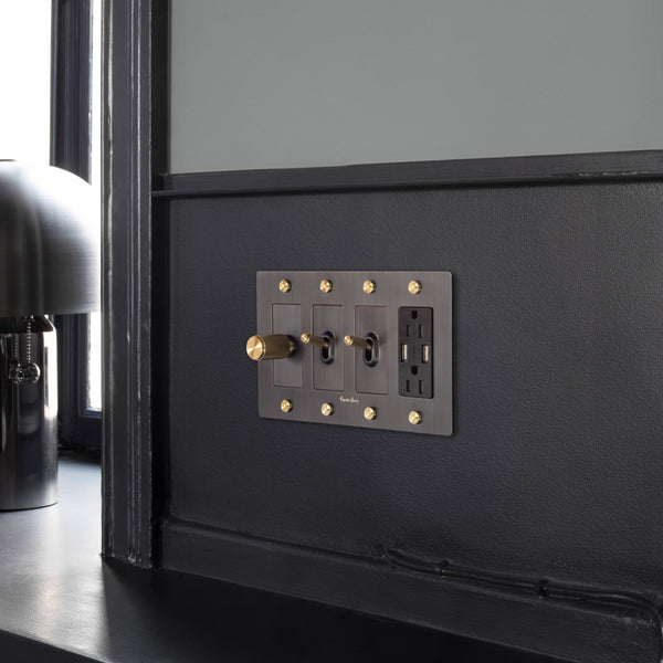 OUTLET MODULE / DUPLEX & 2 USB-A / BLACK