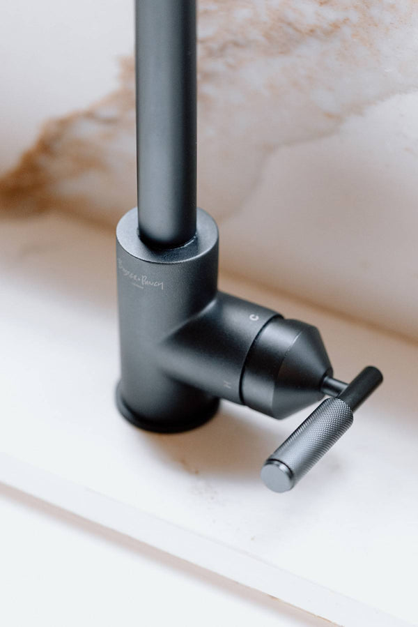 KITCHEN FAUCET / PULL-OUT WITH DUAL SPRAY / LINEAR
