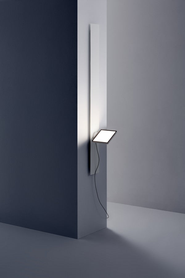 Small Linear Magnetic Wall Lamp